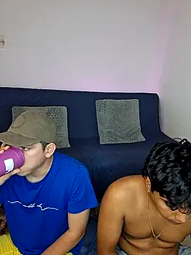 Snapshot of _Ottis_ chatting on November 2025 12:13:01 AM Ottis online show from November 2025 12:13:01 AM