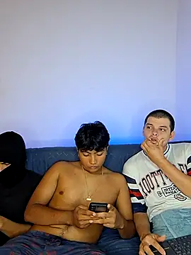 Snapshot of _Ottis_ chatting on November 2025 11:41:01 PM Ottis online show from November 2025 11:41:01 PM