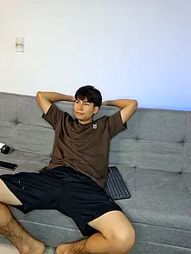 Snapshot of _Ottis_ chatting on December 2025 10:59:02 PM Ottis online show from December 2025 10:59:02 PM