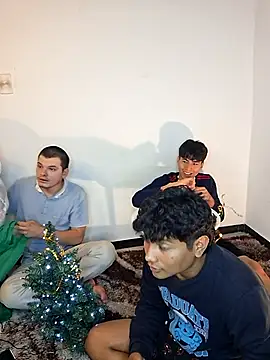 Snapshot of _Ottis_ chatting on December 2025 11:46:02 PM Ottis online show from December 2025 11:46:02 PM