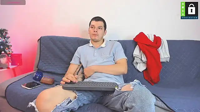 Snapshot of _Ottis_ chatting on December 2025 11:42:02 PM Ottis online show from December 2025 11:42:02 PM