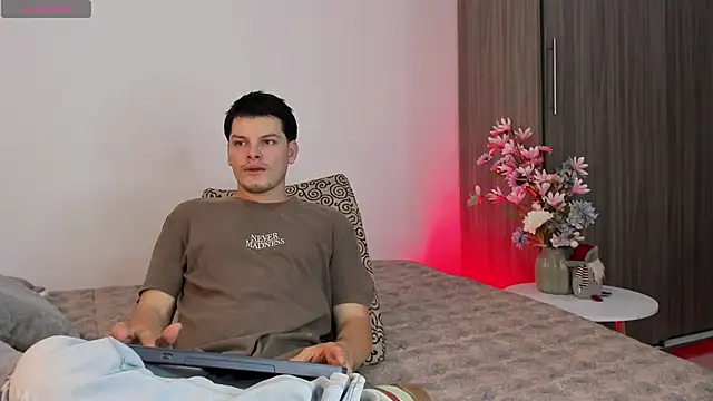 Snapshot of _Ottis_ chatting on February 2026 11:00:01 PM Ottis online show from February 2026 11:00:01 PM