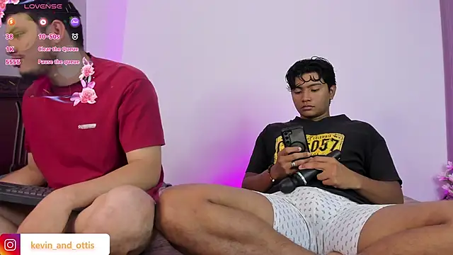 Snapshot of _Ottis_ chatting on April 2026 07:03:02 PM Ottis online show from April 2026 07:03:02 PM