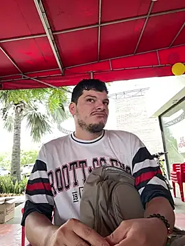 Snapshot of _Ottis_ chatting on April 2026 02:33:01 PM Ottis online show from April 2026 02:33:01 PM