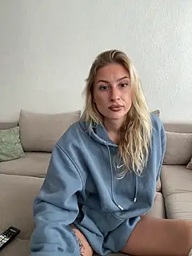 belle98 online show from October 2025 01:37:01 PM