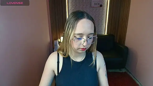Snapshot of Liaroberts1 chatting on June 2026 01:45:01 PM Liaroberts1 online show from June 2026 01:45:01 PM