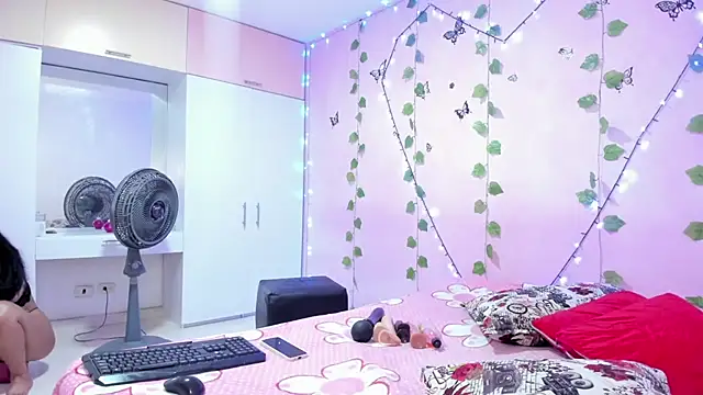 Snapshot of ambersmitx chatting on December 2024 04:57:01 PM ambersmitx online show from December 2024 04:57:01 PM