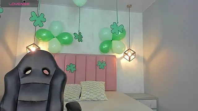 SUNNYCYRUS online show from March 2026 01:25:01 PM