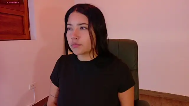 Snapshot of Susy_thomson chatting on December 2025 01:55:01 AM Susy thomson online show from December 2025 01:55:01 AM