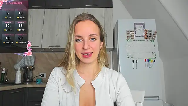 Snapshot of violet_blue_eyes chatting on December 2024 01:44:02 PM violet blue eyes online show from December 2024 01:44:02 PM