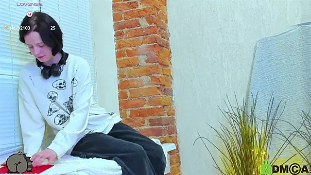 Snapshot of Alina_Mills chatting on February 2025 04:10:02 PM Alina Mills online show from February 2025 04:10:02 PM