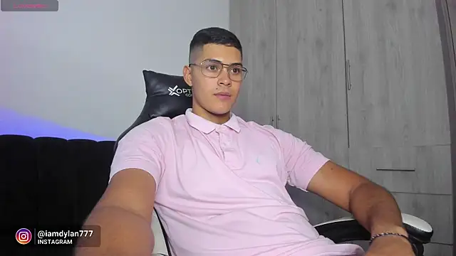 Snapshot of Iamdylan777 chatting on February 2025 04:54:02 AM Iamdylan777 online show from February 2025 04:54:02 AM