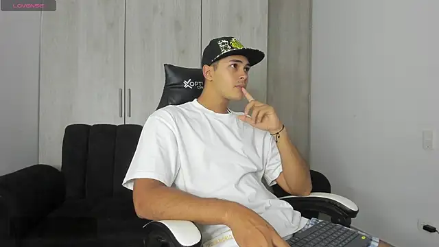 Snapshot of Iamdylan777 chatting on February 2025 01:24:01 AM Iamdylan777 online show from February 2025 01:24:01 AM