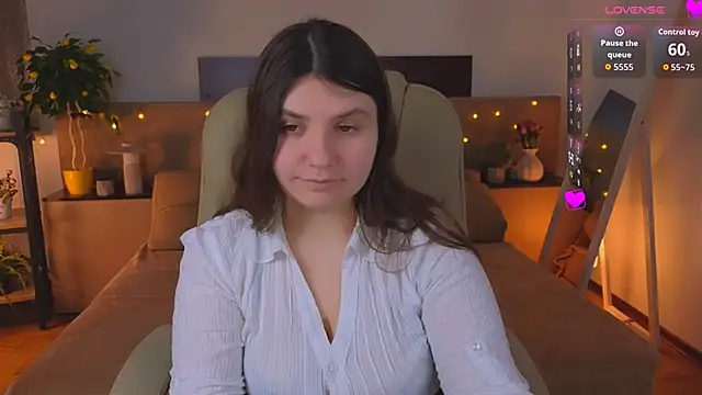 Snapshot of Viola__Shy chatting on April 2026 09:05:02 PM Viola Shy online show from April 2026 09:05:02 PM