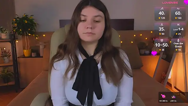 Snapshot of Viola__Shy chatting on April 2026 08:25:02 PM Viola Shy online show from April 2026 08:25:02 PM