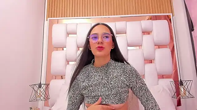 EmmyCruzZ online show from September 2025 07:02:02 PM