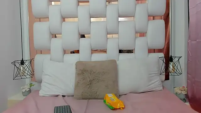 EmmyCruzZ online show from September 2025 07:04:01 PM