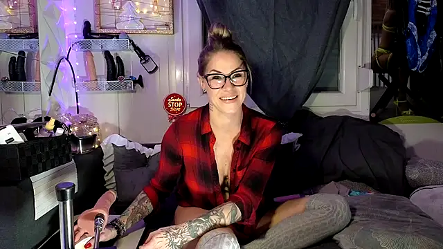 Snapshot of Tatjana_Sue chatting on December 2025 09:20:01 PM Tatjana Sue online show from December 2025 09:20:01 PM