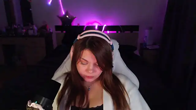 Snapshot of helengilmor chatting on December 2025 06:27:02 PM helengilmor online show from December 2025 06:27:02 PM