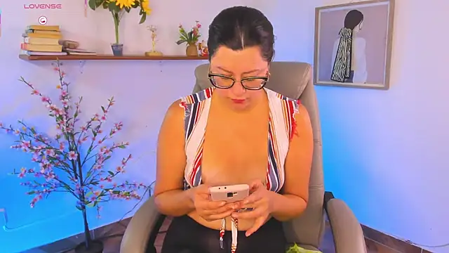 Chanelll Taylorr  online show from April 2026 02:04:02 PM