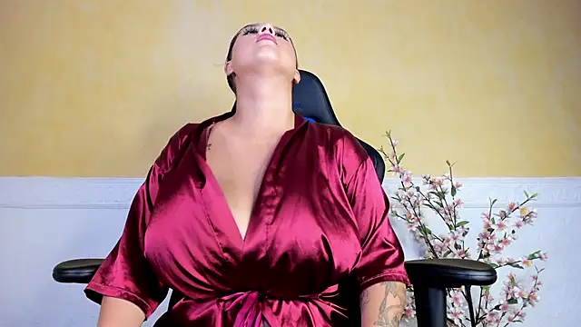 Snapshot of Lau_Beauty chatting on January 2025 04:18:02 AM Lau Beauty online show from January 2025 04:18:02 AM