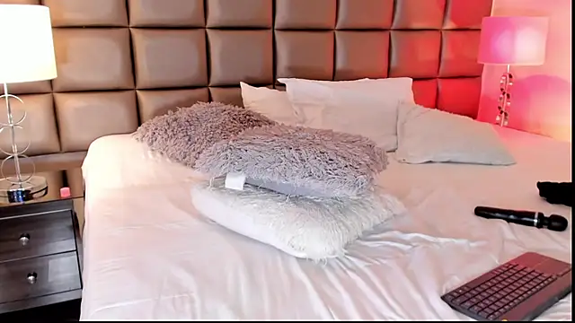 Snapshot of AnnyHizzle chatting on February 2025 12:31:02 AM AnnyHizzle online show from February 2025 12:31:02 AM