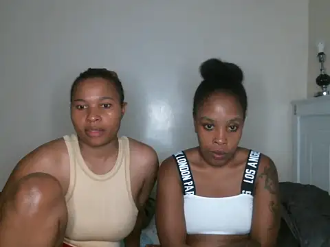 Snapshot of R-thequeen chatting on February 2025 10:01:01 PM R-thequeen online show from February 2025 10:01:01 PM