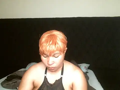 Snapshot of R-thequeen chatting on October 2025 07:05:02 AM R-thequeen online show from October 2025 07:05:02 AM