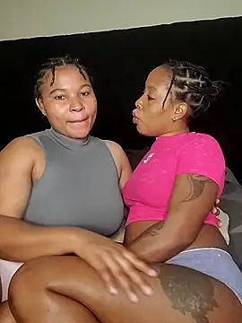 Snapshot of R-thequeen chatting on November 2025 12:29:02 PM R-thequeen online show from November 2025 12:29:02 PM