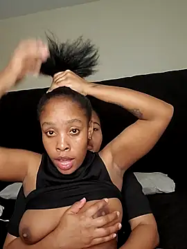 Snapshot of R-thequeen chatting on December 2025 11:20:01 PM R-thequeen online show from December 2025 11:20:01 PM