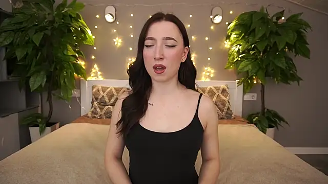 Snapshot of MonAmourrrR chatting on January 2025 07:00:01 AM MonAmourrrR online show from January 2025 07:00:01 AM