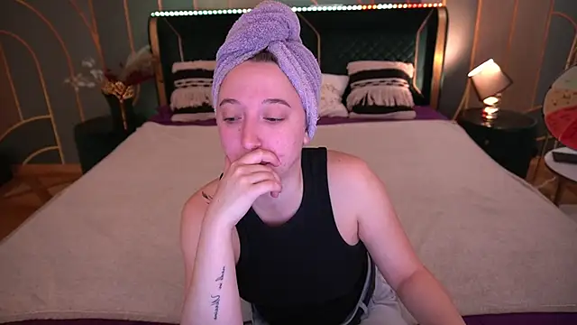 Snapshot of MonAmourrrR chatting on September 2025 05:44:02 AM MonAmourrrR online show from September 2025 05:44:02 AM