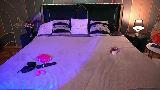 Snapshot of MonAmourrrR chatting on October 2025 05:59:02 AM MonAmourrrR online show from October 2025 05:59:02 AM