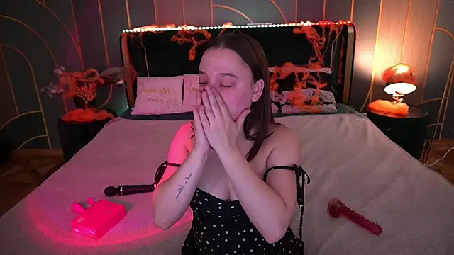 Snapshot of MonAmourrrR chatting on October 2025 05:41:01 AM MonAmourrrR online show from October 2025 05:41:01 AM