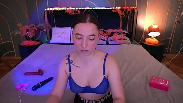 Snapshot of MonAmourrrR chatting on October 2025 05:59:01 AM MonAmourrrR online show from October 2025 05:59:01 AM