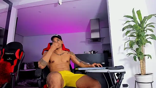 Snapshot of TROYWESLY- chatting on February 2025 01:41:01 AM TROYWESLY- online show from February 2025 01:41:01 AM