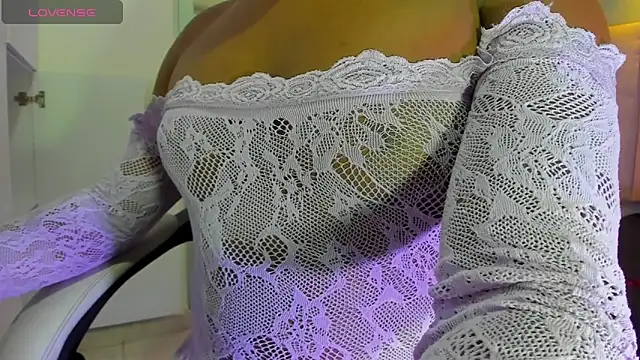 Snapshot of SofiaBrouw chatting on October 2025 12:35:02 PM SofiaBrouw online show from October 2025 12:35:02 PM