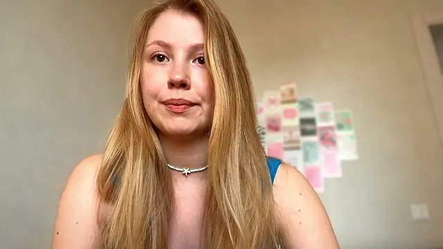 Snapshot of HoneyAudrey chatting on May 2026 02:42:01 AM HoneyAudrey online show from May 2026 02:42:01 AM