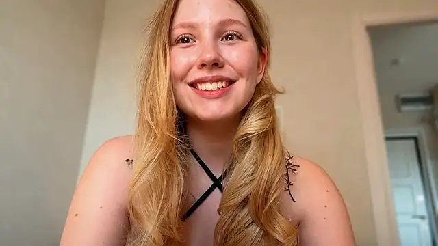 Snapshot of HoneyAudrey chatting on June 2026 02:03:01 AM HoneyAudrey online show from June 2026 02:03:01 AM