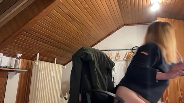 Snapshot of JeSuisUnTapin chatting on September 2025 06:44:02 PM JeSuisUnTapin online show from September 2025 06:44:02 PM