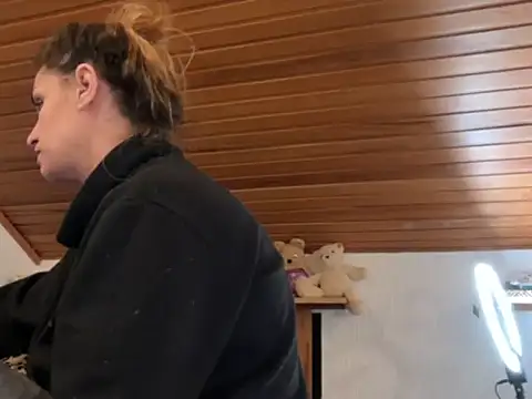 Snapshot of JeSuisUnTapin chatting on October 2025 12:57:01 AM JeSuisUnTapin online show from October 2025 12:57:01 AM