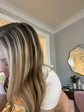 Snapshot of LoveShae_ chatting on December 2024 10:11:01 PM LoveShae online show from December 2024 10:11:01 PM