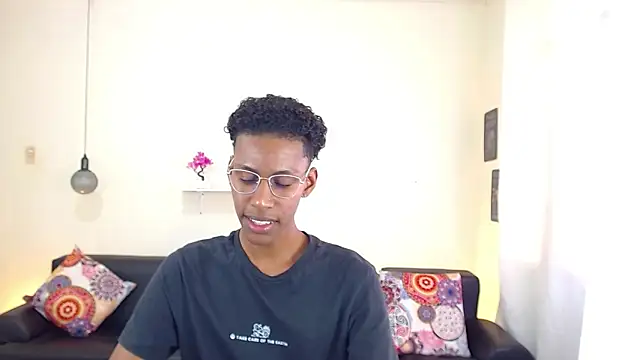 Snapshot of maiki18_ chatting on February 2025 04:53:02 PM maiki18 online show from February 2025 04:53:02 PM