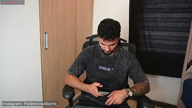 Snapshot of Derek_w chatting on November 2025 07:45:02 PM Derek w online show from November 2025 07:45:02 PM