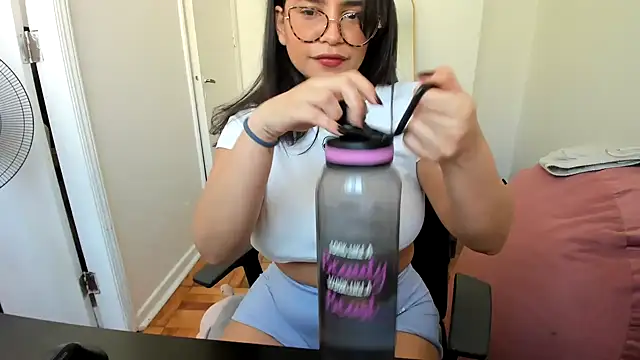 Snapshot of cinnamon_rosa chatting on February 2025 09:18:02 PM cinnamon rosa online show from February 2025 09:18:02 PM