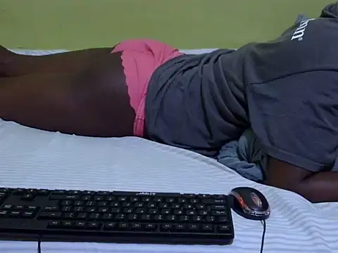 Snapshot of QUEEN-LIZ chatting on November 2025 06:17:01 PM QUEEN-LIZ online show from November 2025 06:17:01 PM