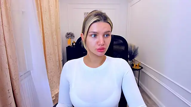 Snapshot of SelenaeMoore chatting on June 2026 06:52:02 AM SelenaeMoore online show from June 2026 06:52:02 AM