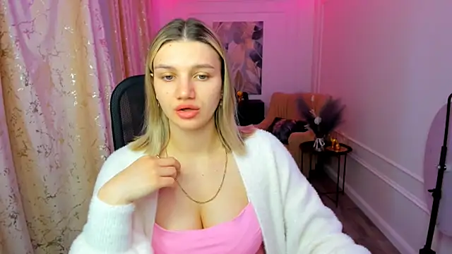 Snapshot of SelenaeMoore chatting on June 2026 03:51:01 AM SelenaeMoore online show from June 2026 03:51:01 AM