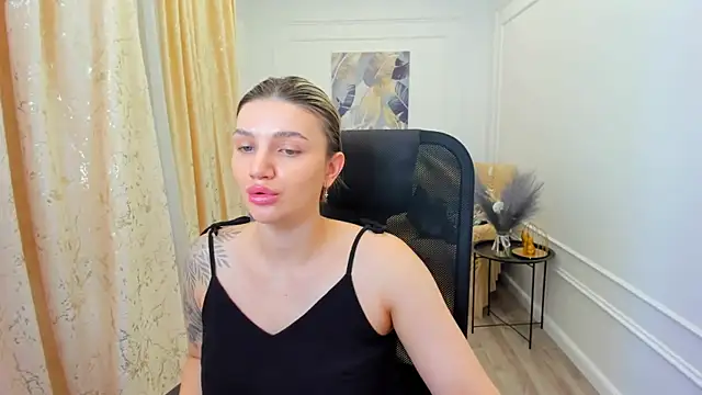 Snapshot of SelenaeMoore chatting on July 2026 04:18:01 AM SelenaeMoore online show from July 2026 04:18:01 AM