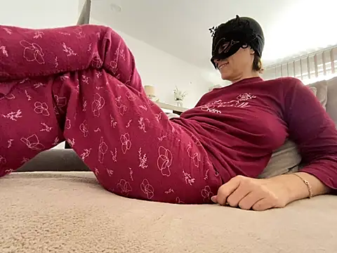 Snapshot of Marilou1983 chatting on February 2025 01:19:02 PM Marilou1983 online show from February 2025 01:19:02 PM